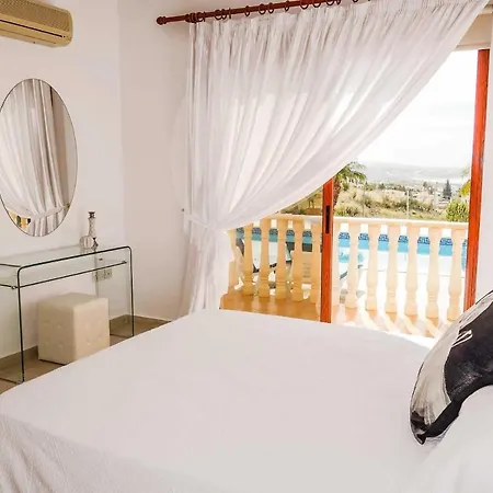 Julios Villa Coral Bay